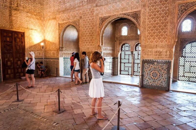 fast-track-alhambra-nasrid-palaces-guided-tour-2