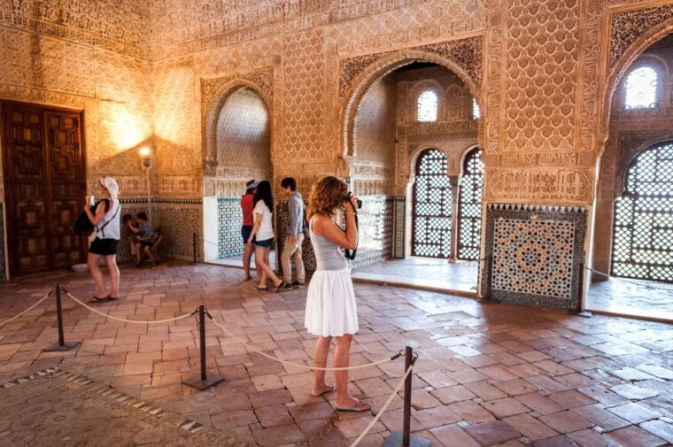 fast-track-alhambra-nasrid-palaces-guided-tour