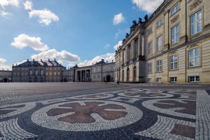 fast-track-amalienborg-palace-museum-copenhagen-private-tour