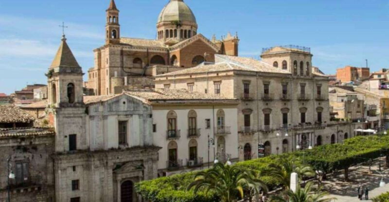 favara-guided-walking-tour-with-cannolo-and-sicilian-lunch