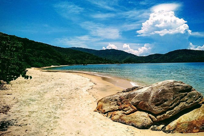 feiticeiras-waterfall-beaches-of-enseada-das-estrelas-full-day-private-hike