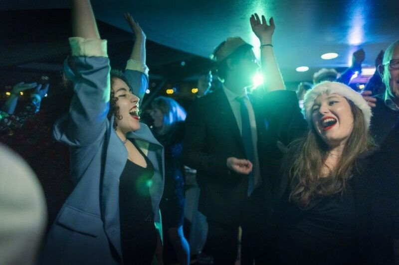 festive-london-new-years-eve-3-course-dinner-cruise