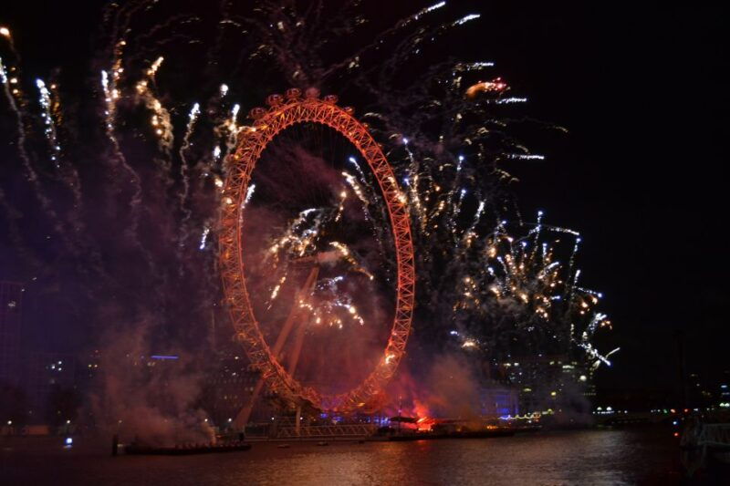festive-london-new-years-eve-3-course-dinner-cruise