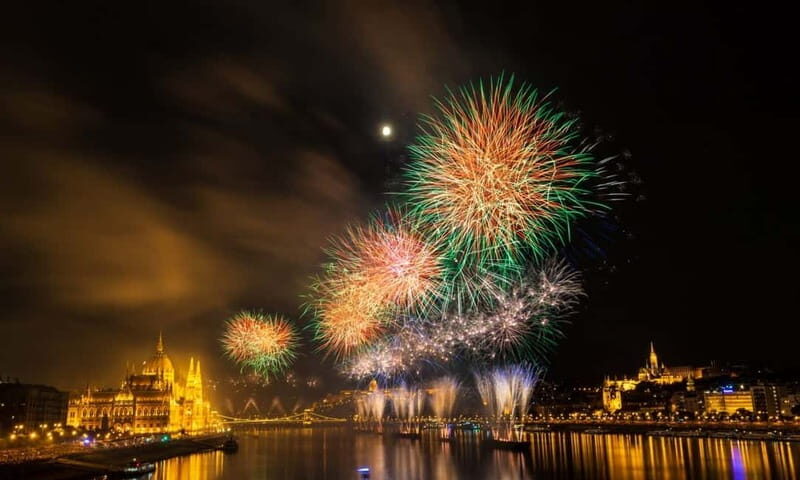 Fireworks Gala Dinner With Bar Piano - An In-Depth Look at the Fireworks Gala Dinner Experience