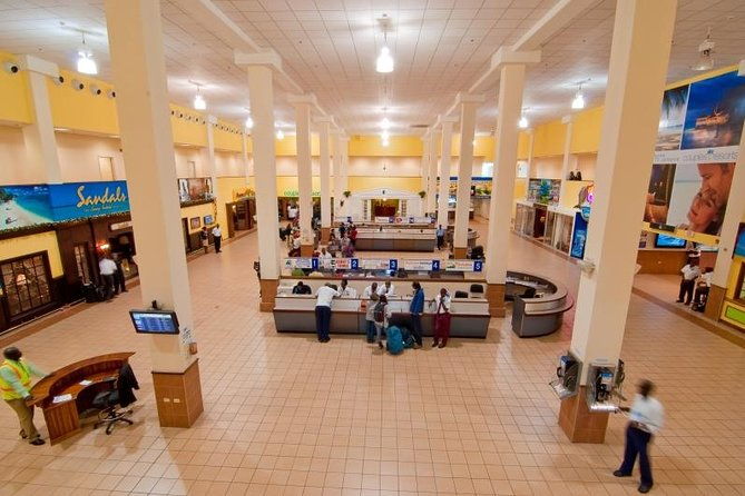 first-class-lounge-fast-track-round-trip-private-airport-transport-package