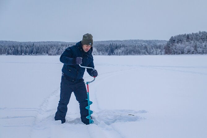 first-ice-fishing-experience-in-rovaniemi