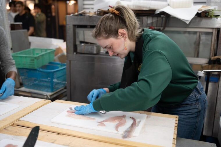 fish-cutting-class