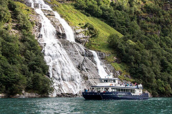 fjord-sightseeing-tour-by-boat-in-geiranger