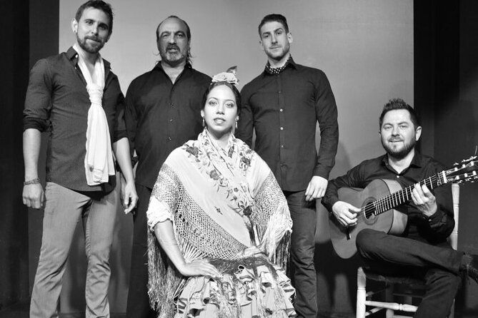flamenco-show-at-the-foot-of-the-giralda-in-seville