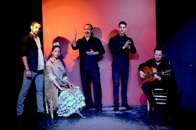 flamenco-show-at-the-foot-of-the-giralda-in-seville