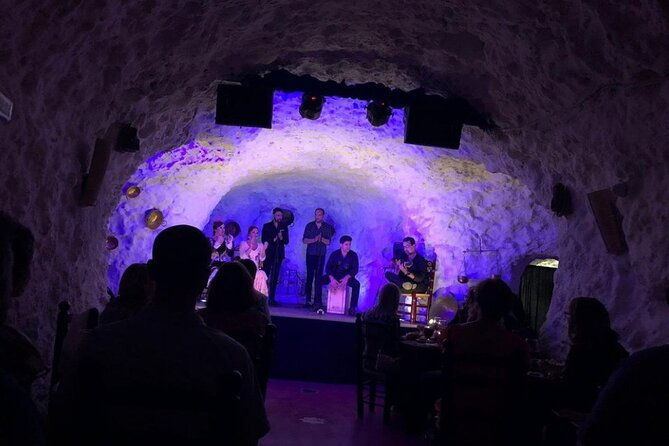 flamenco-show-in-a-cave-restaurant-in-granada