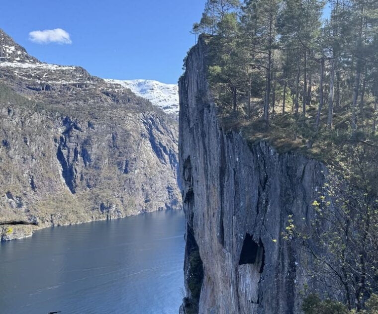 flexible-tour-to-modalen-castle-hesjedalsfossen-can-hiking