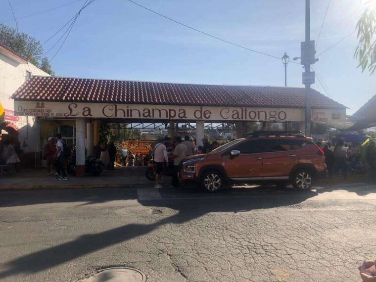 floating-party-in-xochimilco-canals-tequila-and-tradition