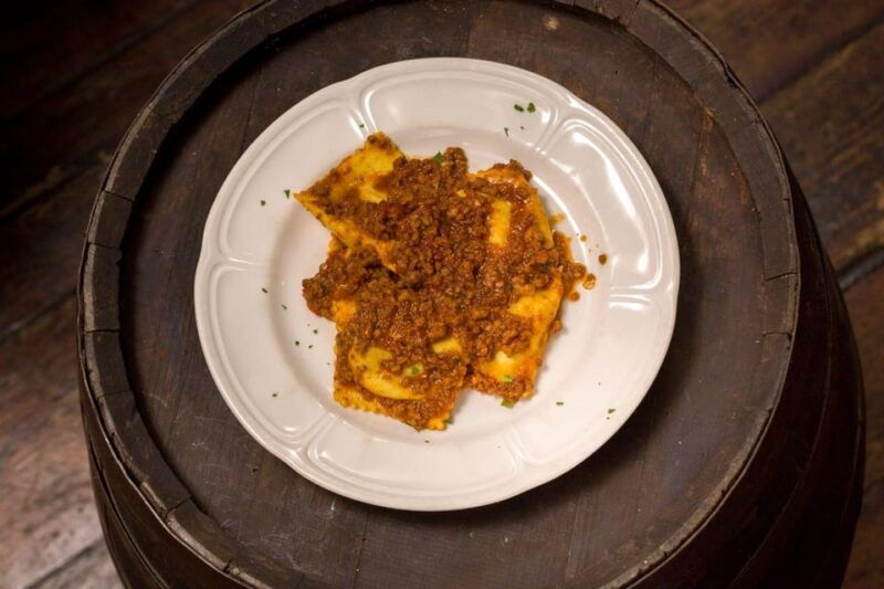 florence-italian-wine-tasting-at-giannino-san-lorenzo