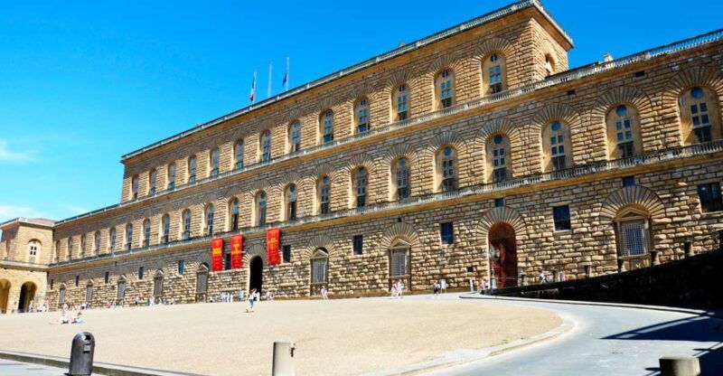 florence-medicis-mile-walking-tour-pitti-palace-entrance
