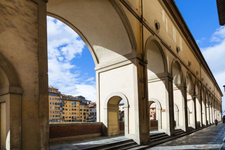 florence-medicis-mile-walking-tour-pitti-palace-entrance