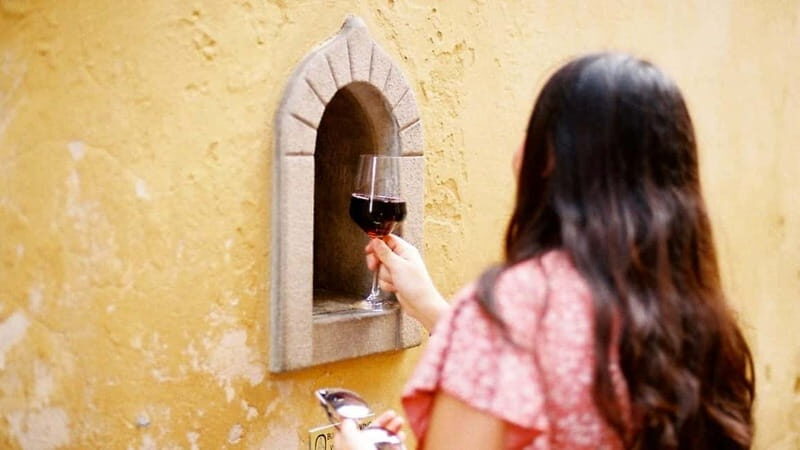 Florence: Walking Food Tour With Olive Oil & Wine Tasting - Indulging in Chianti at a Historic Wine Window