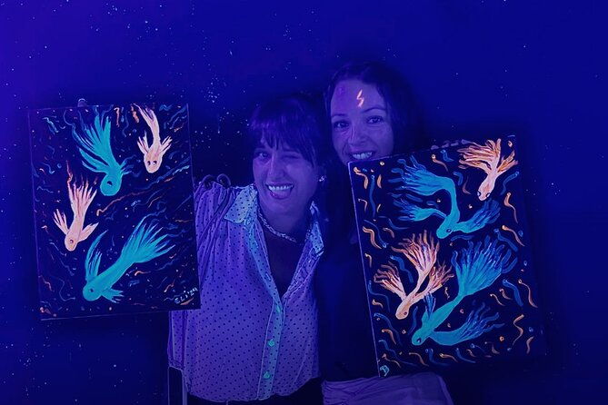 fluorescent-painting-class-with-wine-in-barcelona