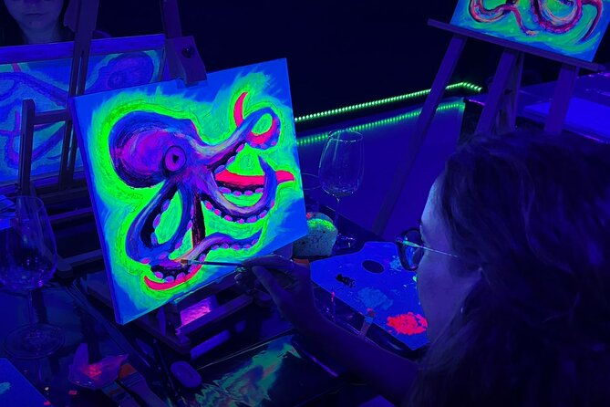 fluorescent-painting-class-with-wine-in-barcelona