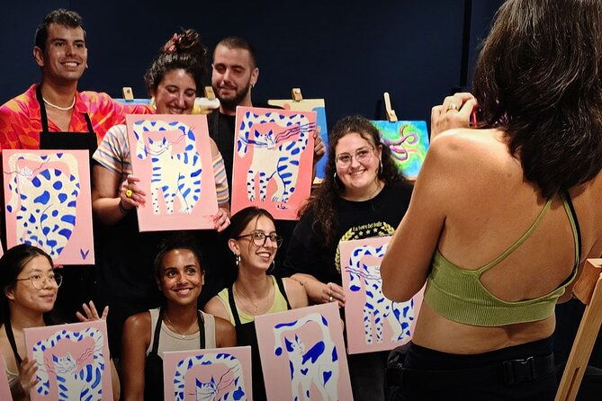 fluorescent-painting-class-with-wine-in-barcelona