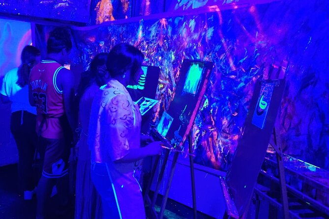 fluorescent-painting-studio-in-lyon-in-an-art-gallery