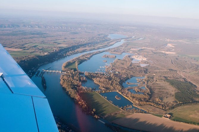 fly-around-paris-with-a-local-pilot