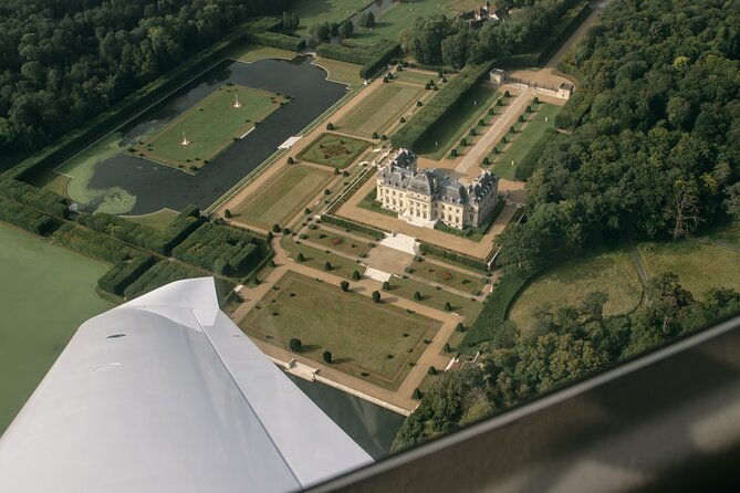 fly-around-paris-with-a-local-pilot