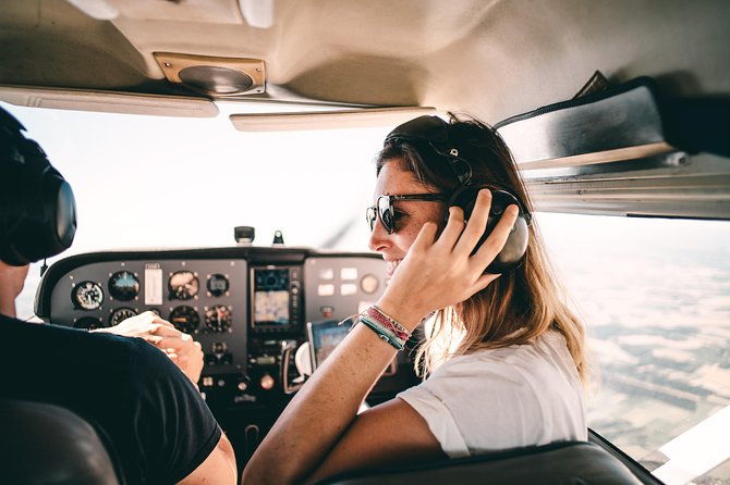 fly-around-paris-with-a-local-pilot
