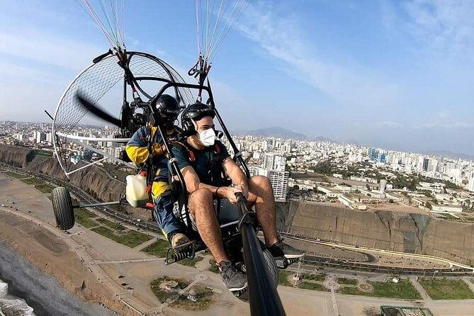 fly-paragliding-along-the-coast-of-lima