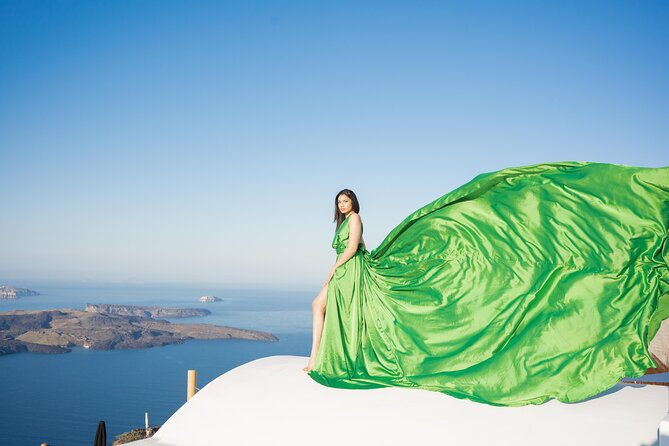 flying-dress-photoshoot-tour-in-santorini-pick-up
