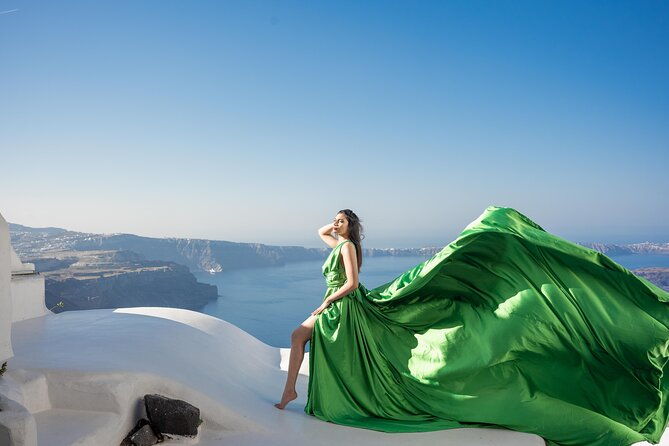 flying-dress-photoshoot-tour-in-santorini-pick-up