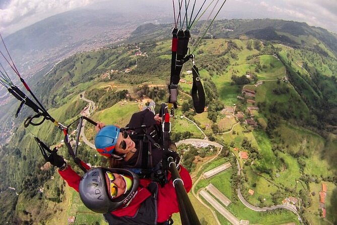 flying-paragliding-over-medellin