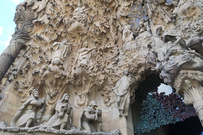 food-drink-tasting-private-tour-sagrada-familia-skip-the-line-4