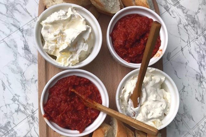 food-tasting-at-locals-favorite-farmers-market-in-belgrade