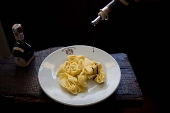 food-tour-parmigiano-balsamic-red-wine-lunchtransport