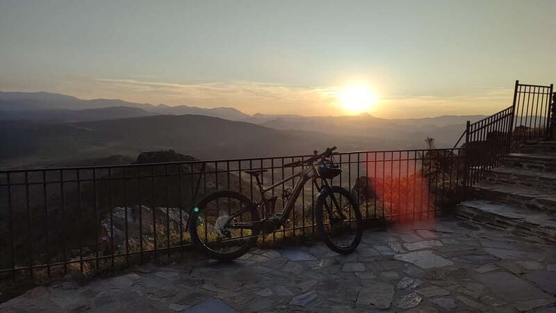 Força-Réal SUNSET tour en VTT à assistance électrique - An Authentic Sunset Adventure on E-MTB at Força-Réal