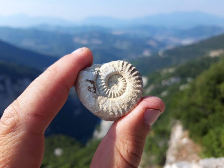 fossombrone-canoe-adventure-at-the-giants-potholes