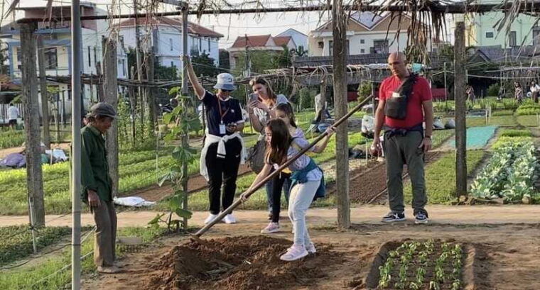 fr-hoi-an-tra-que-farming-cooking-class-group-tour