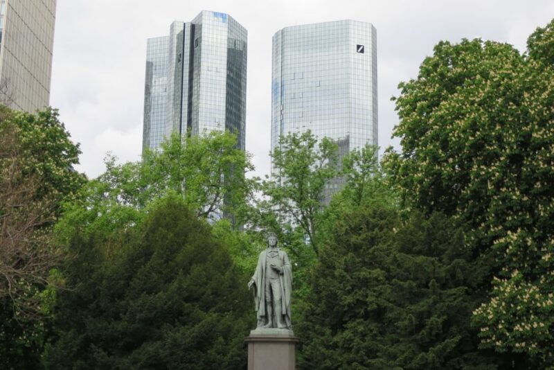 frankfurt-guided-walk-between-palm-trees-and-skyline