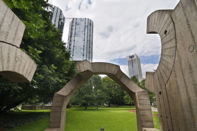 frankfurt-guided-walk-between-palm-trees-and-skyline