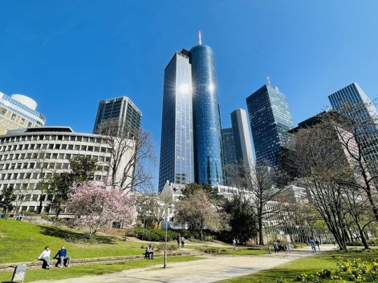 frankfurt-guided-walk-between-palm-trees-and-skyline