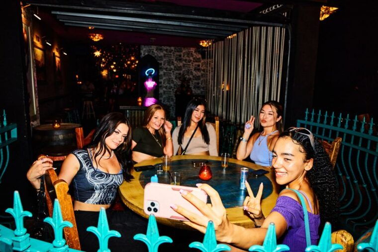 fremont-street-old-vegas-bar-crawl