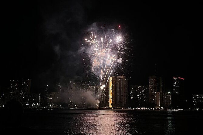 friday-night-waikiki-fireworks-catamaran-cruise