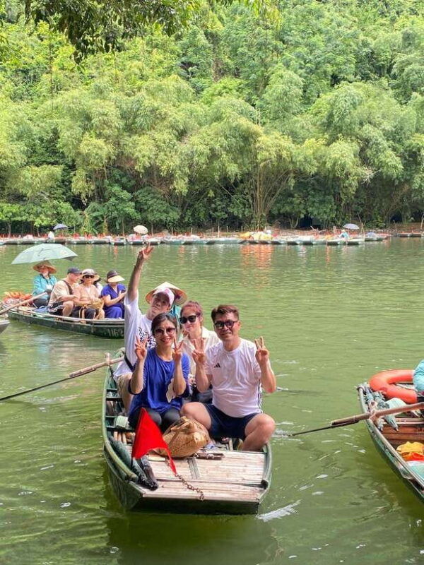 friendly-travel-hoa-lu-trang-an-1-small-group-by-limousine