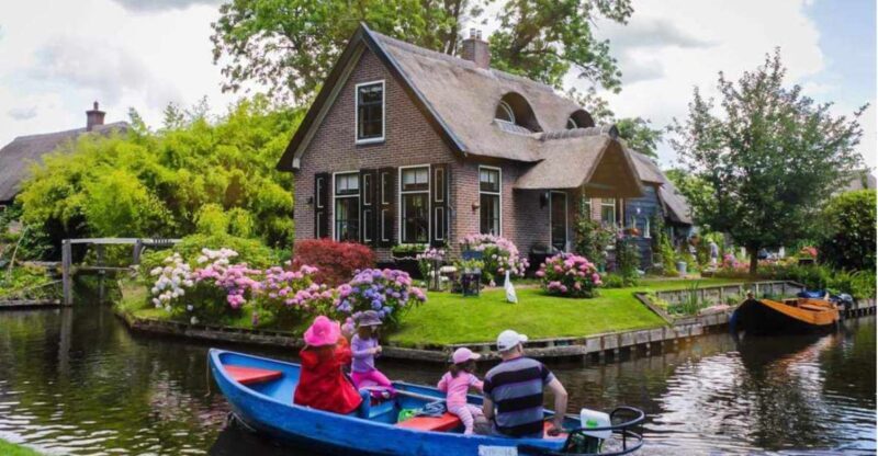 From Amsterdam: Giethoorn Guided Day Trip with Canal Cruise - The Itinerary: A Day in Giethoorn