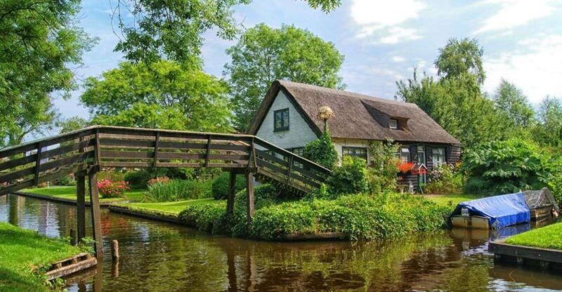 from-amsterdam-giethoorn-sightseeing-tour-and-canal-cruise
