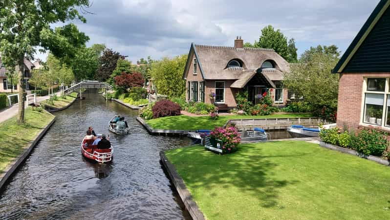 from-amsterdam-giethoorn-small-group-tour-with-boat-ride