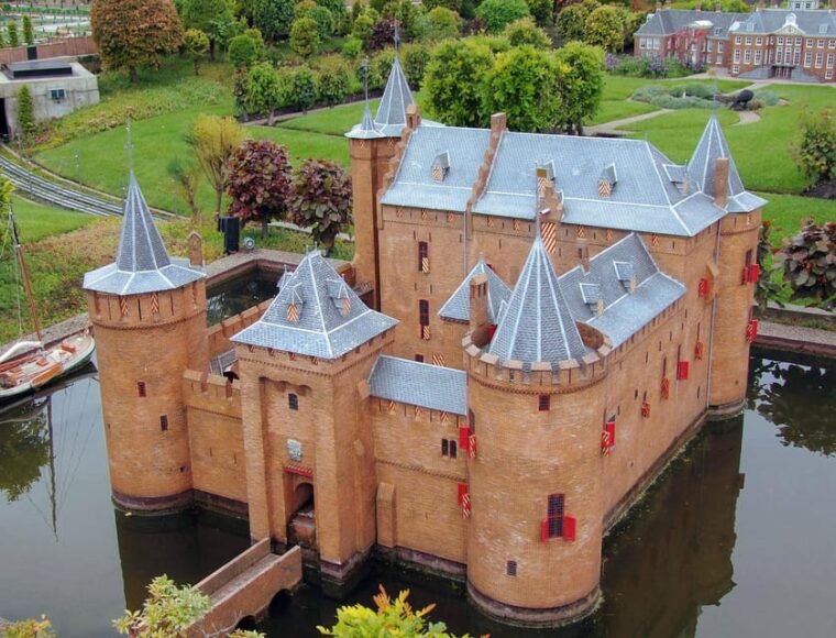 from-amsterdam-muiderslot-and-de-haar-castle-tour