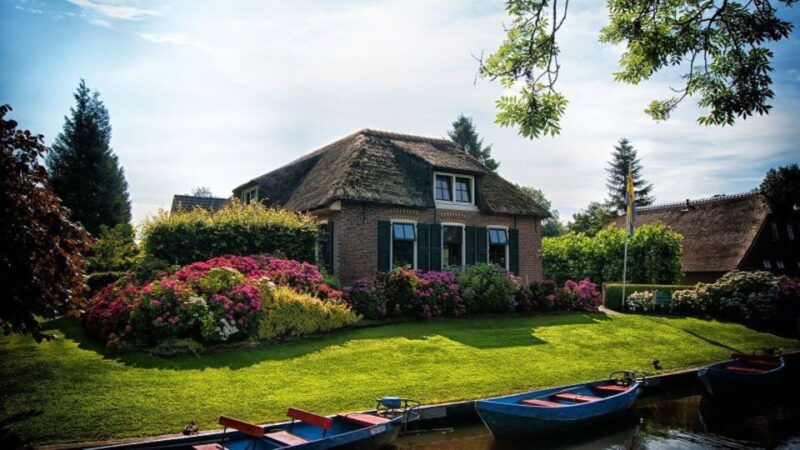 from-amsterdam-private-tour-to-giethoorn-with-canal-cruise