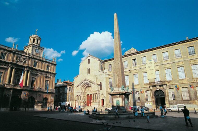 from-avignon-half-day-van-gogh-carrieres-de-lumieres-tour